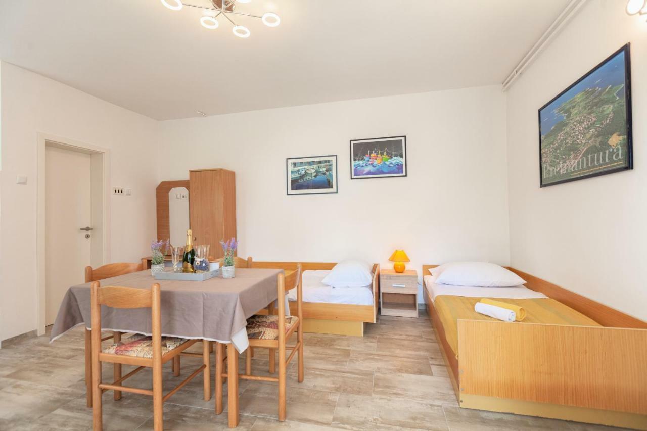 Apartment Ema Premantura Luaran gambar