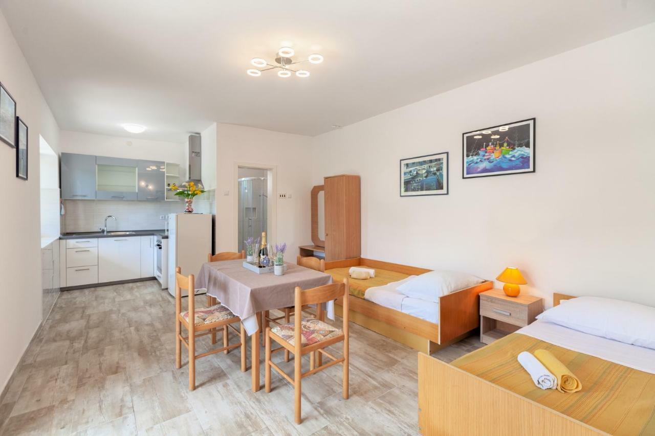 Apartment Ema Premantura Luaran gambar